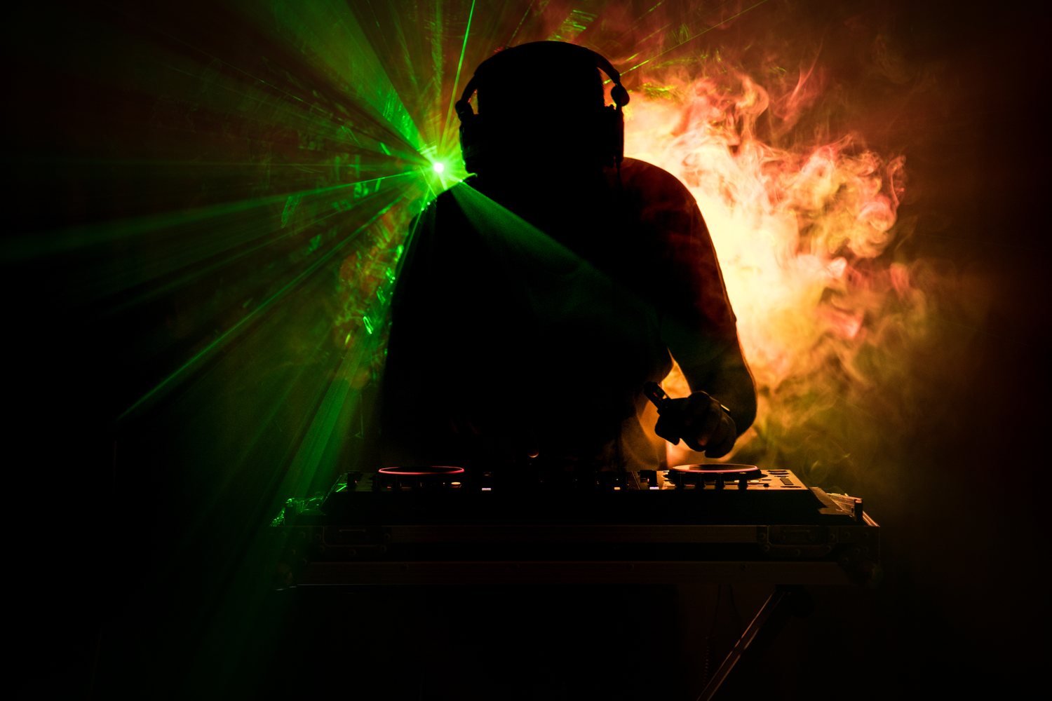 DJ Tony Labella am Mischpult